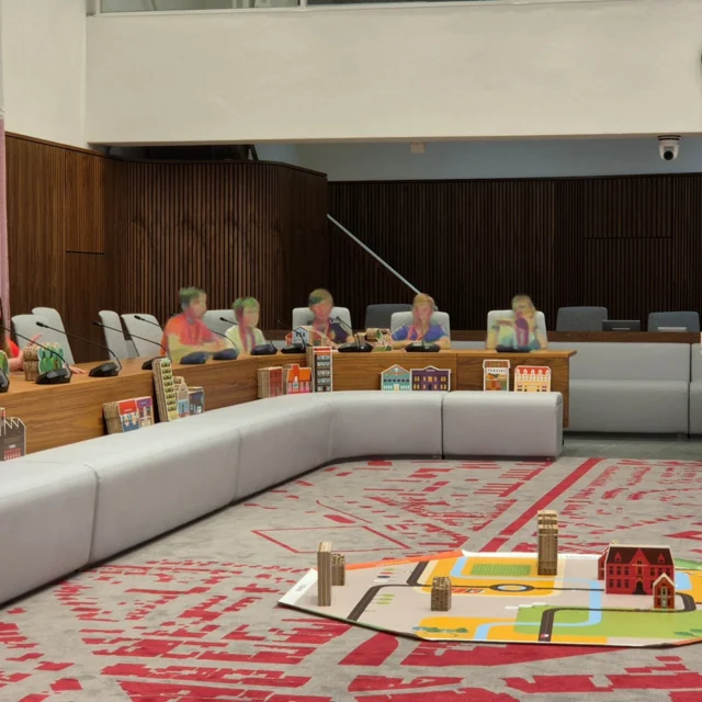 Een nieuwe gemeenteraad in Assen? Het leek er vanochtend wel op: groep 8 zat op de stoelen van de gemeenteraad tijdens het spel Democracity. Samen hebben we partijen gemaakt, een stad gemaakt en bepaald welke gebouwen wij belangrijk vinden om te plaatsen. Zo leren we hoe de politiek werkt, in de praktijk!#democracity #ProDemos #basisschool #DeCirkel #Assen #NoorderBasis #ScholenmetdeBijbel @prodemos ProDemos - Huis voor democratie en rechtsstaat @gemeenteassen Gemeente Assen --- Democracity is een project van ProDemos,.