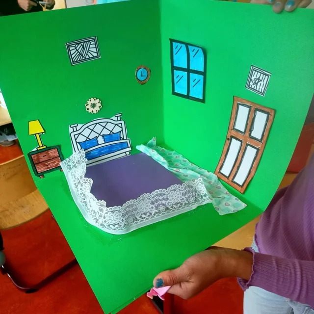 Maffen, pitten, tukken, een dutje doen... Groep 4 leert allerlei woorden die met slapen te maken hebben. En daarbij maken ze ook hun eigen slaapkamer na. Slaap lekker!#creatief #slapen #Basisschool #DeCirkel #Assen #NoorderBasis #ScholenmetdeBijbel