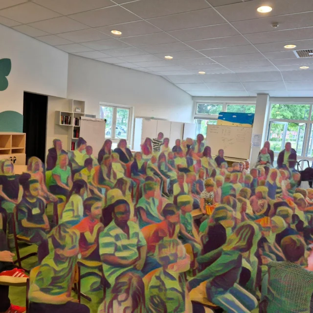 'God zal met je zijn.' Dat zongen we net bij de maandviering van juni over Pinksteren en de Heilige Geest. Samen bidden, praten over God en zingen: Dank U wel!#Maandviering #Pinksteren #GroeienalseenkindvanGod #basisschool #DeCirkel #Assen #NoorderBasis #ScholenmetdeBijbel