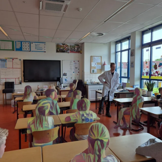 Bij groep 5 en 6 was vandaag professor Knotje van Mad Science op bezoek. Hij gaf les over beveiliging: we hebben gekeken hoe sloten werken, geluisterd met een Decibel-meter en geprobeerd om alarmen (geluid en laser) te omzeilen. Spannend!#MadScienceNederland #Basisschool #DeCirkel #Assen #NoorderBasis #ScholenmetdeBijbel @madsciencenl