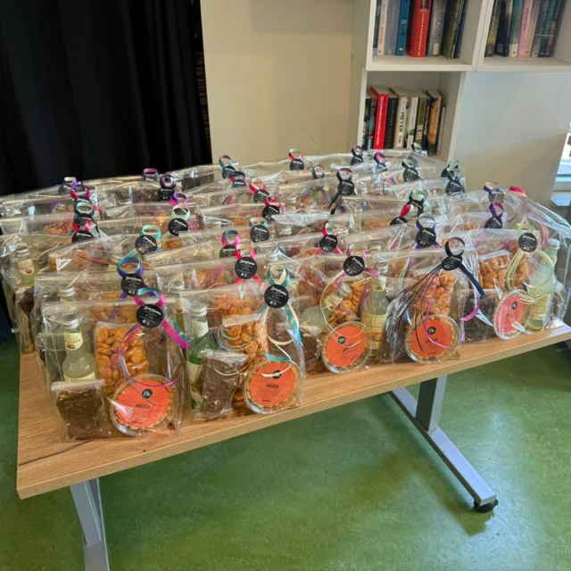Vanochtend was ons jaarlijkse vrijwilligersmoment, een ochtend waarbij we onze vrijwilligers bedanken. Of je nu in onze schoolbieb helpt, op het plein loopt bij de TSO, de avond4daagse organiseert of op welke andere manier ons helpt: BEDANKT!!!Alle vrijwilligers (bijna 60 ouders!!!) hebben een mooi cadeautje gekregen.#vrijwilligersochtend #basisschool #DeCirkel #Assen #NoorderBasis #ScholenmetdeBijbel@noorderbasis NoorderBasis