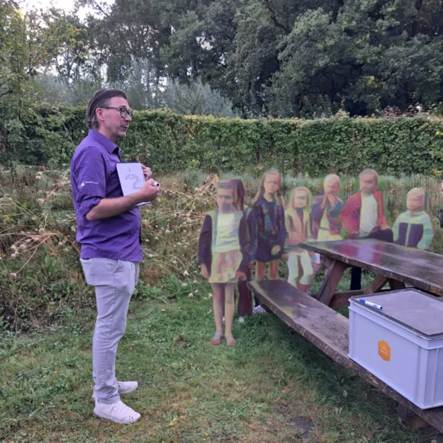 🐛 Beestjesjacht met groep 4! 🐌 Wat een vrolijke beestenboel afgelopen vrijdag bij het Duurzaamheidscentrum! Groep 4 ging op ontdekkingstocht in de tuin en speurde naar kruipende, glibberige en kriebelige bewoners. Na een lesje over poten tellen en tuinbeestjes gingen ze zelf op pad — en vonden van alles: naaktslakken, pissebedden, huisjesslakken, mieren, een duizendpoot én zelfs een miljoenpoot!📚 De kinderen leerden dat een miljoenpoot helemaal geen miljoen poten heeft, maar slechts een paar honderd. “Dat dier heeft een verkeerde naam gekregen,” zei de meneer van het Duurzaamheidscentrum. 😄 Waarop één leerling droog opmerkte: “Adam heeft zijn pootjes niet goed geteld.” Een leerzame én hilarische middag vol verwondering! 💚 Groep4OpAvontuur #Duurzaamheidscentrum #BeestjesZoeken #KinderenZienAlles #basisschool #DeCirkel #Assen #NoorderBasis #ScholenmetdeBijbel