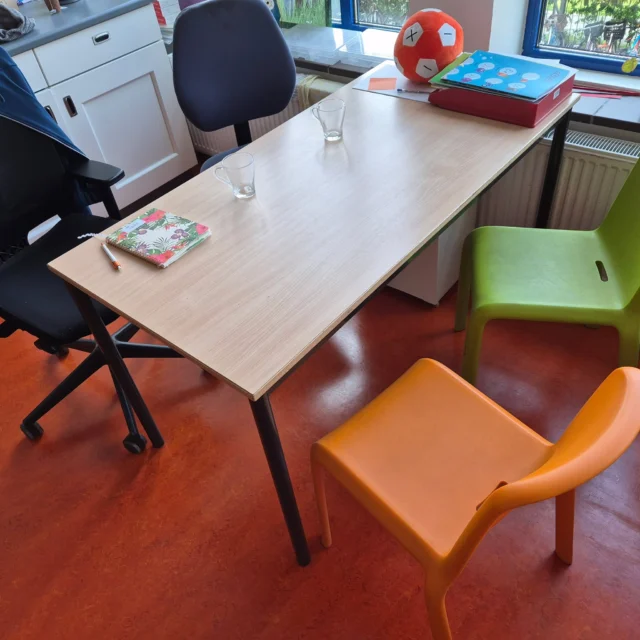 Deze week op school: omgekeerde oudergesprekken!In plaats van dat de leerkracht vertelt over het kind, vertellen ouders aan de nieuwe leerkracht over hún kind. Zo leren we elkaar beter kennen en bouwen we samen aan een fijne start van het schooljaar! 💬👨‍👩‍👧‍👦#ouderbetrokkenheid #omgekeerdeoudergesprekken #basisschool #DeCirkel #Assen #NoorderBasis #ScholenmetdeBijbel