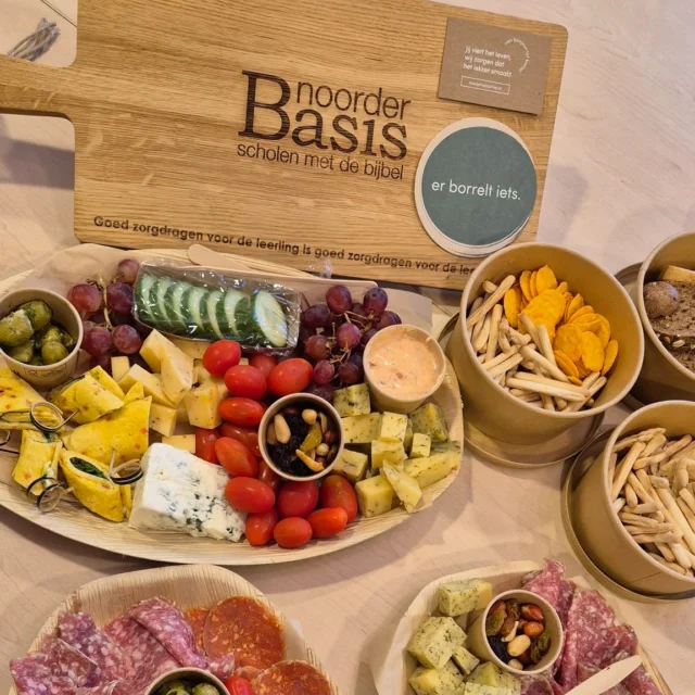 🎉 Studiedag en dag van de Leerkracht 🎉Vandaag werden wij als team heerlijk verrast met een borrelplank na afloop van onze studiedag – een smakelijke afsluiter van een inspirerende dag! Deze ontvingen we van NoorderBasis, als cadeautje voor de Dag van de Leerkracht. 🧠 In de ochtend doken we samen in de kwaliteit van onze lessen en bespraken we hoe we onze kennis nog beter kunnen overdragen aan onze leerlingen.✍️ Daarna blikten we terug op de afgelopen periode, met speciale aandacht voor ons spellingsonderwijs.➕ Tot slot keken we vooruit naar de komende weken, waarin het automatiseren bij rekenen centraal zal staan.💬 Samen leren, samen groeien – en vandaag ook samen genieten. Een goed gevulde borrelplank als mooie afsluiting van deze inspirerende dag.#DagvandeLeerkracht #verrassing #basisschool #DeCirkel #Assen #NoorderBasis #ScholenmetdeBijbel