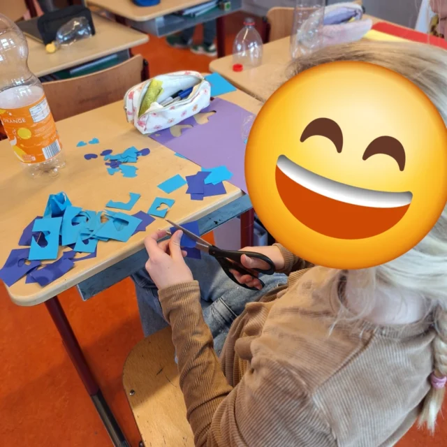 🎨✨ "Sint Maarten, Sint Maarten, de koeien hebben staarten..." klonk het zachtjes door de gangen terwijl onze leerlingen van groep 3 t/m 8 afgelopen vrijdag vol overgave werkten aan hun lampion. Wat een sfeer, wat een creativiteit!De tafels lagen bezaaid met gekleurd papier, scharen en lijm, en met blije gezichten. We kijken nu al uit naar het moment waarop deze prachtige lampionnen de straten zullen verlichten 🌟. Wat zijn we trots op onze makers!#SintMaarten #lampion #basisschool #DeCirkel #Assen #NoorderBasis #ScholenmetdeBijbel