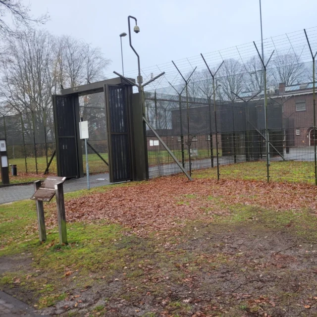 ✨ Vandaag mocht groep 7 een bijzondere reis maken naar het Gevangenismuseum in Veenhuizen. Tijdens de rondleiding kregen de leerlingen een kijkje in de geschiedenis van het gevangenisleven en stapten ze zelfs binnen in de beruchte gevangenis “De Rode Pannen”. Wat een nieuwsgierigheid en enthousiasme! 🙌 Er werden volop vragen gesteld en met veel interesse beantwoord. Het was een leerzame én indrukwekkende ervaring die de kinderen nog lang zullen onthouden. 📚 Samen leren, ontdekken en verwonderen – dát is waar het om draait! #gevangenismuseumveenhuizen #Basisschool #DeCirkel #Assen #NoorderBasis #ScholenmetdeBijbel Nationaal Gevangenismuseum @gevangenismuseum