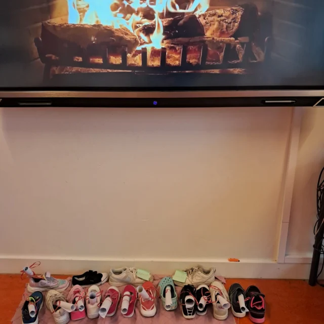 🎁 Sinterklaas is in het land!Vandaag hebben onze leerlingen vol verwachting hun schoentje gezet. Hopelijk komt de Sint vannacht langs met iets lekkers! ✨#Sinterklaas #Basisschool #deCirkel #Assen #NoorderBasis #ScholenmetdeBijbel