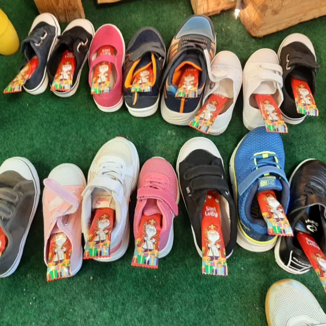 🎁 Wat een verrassing!Gisteren hebben onze leerlingen vol verwachting hun schoentjes gezet voor Sinterklaas. En vanochtend… wat een feest! In elk schoentje lag een heerlijke chocolade lolly. 🍫✨Dank u wel, lieve Sint, voor deze smakelijke verrassing! De glimlach op de gezichten van onze kinderen zegt genoeg. 💛#Sinterklaas #Basisschool #DeCirkel #Assen #NoorderBasis #ScholenmetdeBijbel