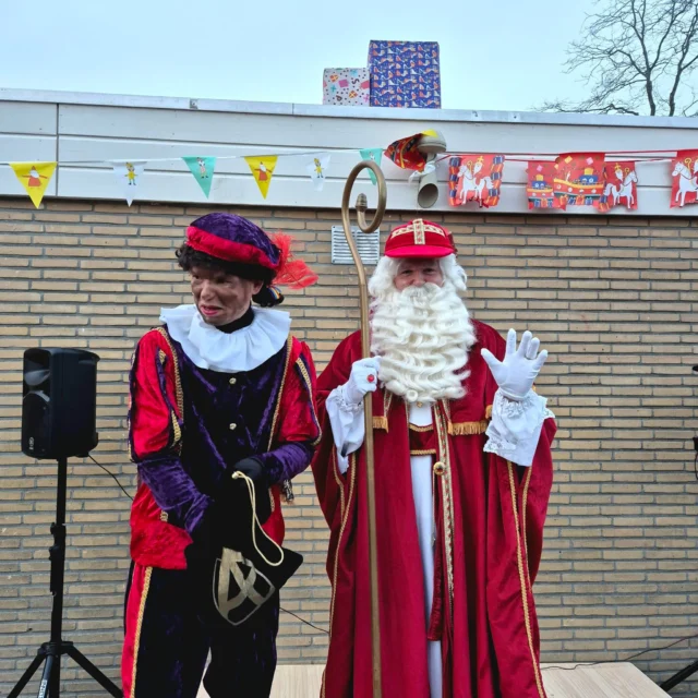 🎉 Wat een verrassing vanmorgen op het schoolplein! Toen we aankwamen, stond er ineens een echte keet van Sinterklaas 🏠✨! Terwijl we samen liedjes zongen 🎶 en vol spanning wachtten op de Sint, vloog er zelfs een drone over ons heen 🚁. De pieten waren druk op zoek naar Sinterklaas en kregen hulp van een politieauto 🚓. En waar was hij? Gewoon in de keet… lekker aan het slapen 😴! Gelukkig maakten onze liedjes hem wakker.Wat fijn dat Sinterklaas weer in het land is 🇳🇱 en dat we samen een prachtig feest mogen vieren 🎊. Fijne Sinterklaas allemaal! 🎁🍬#Sinterklaas #pakjesavond🎁 #basisschool #DeCirkel #Assen #NoorderBasis #ScholenmetdeBijbel